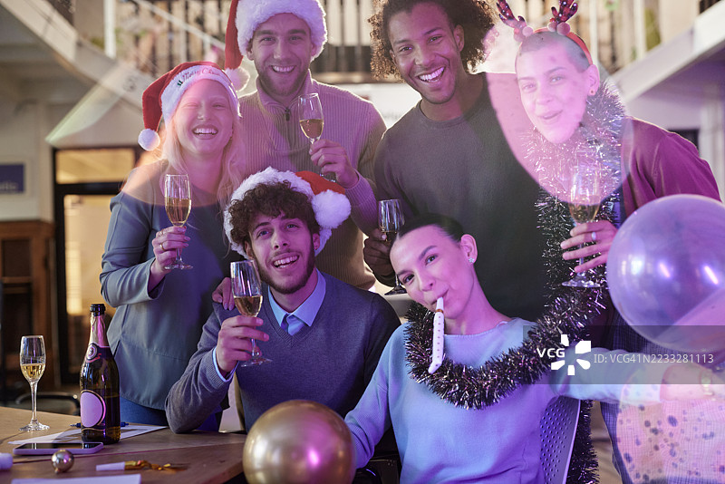 快乐的自由职业者在办公室举办圣诞派对。图片素材