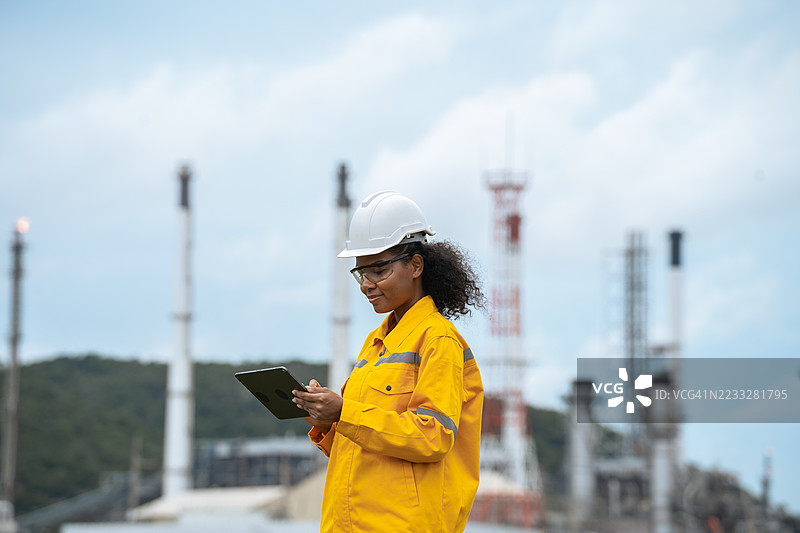 在石油和天然气厂工作的非裔美国工程师图片素材