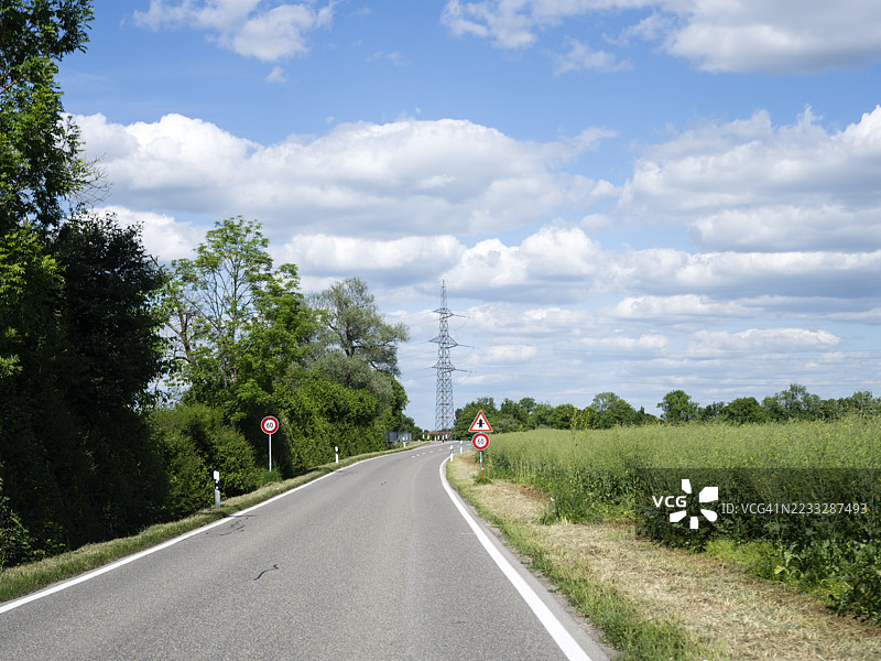 阿尔贝格附近乡村的输电塔图片素材