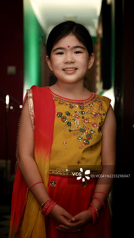 穿着传统印度纱丽的女孩图片素材