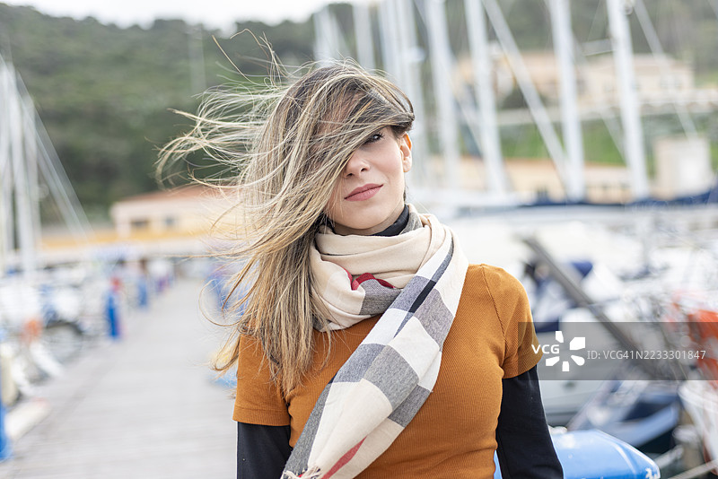 风大的日子里的头发图片素材