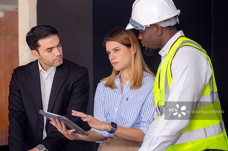 工程师团队会议，讨论和规划与室内设计师的设计，涉及施工现场的项目，建筑师团队共同开发和审查，工业和工人。图片素材