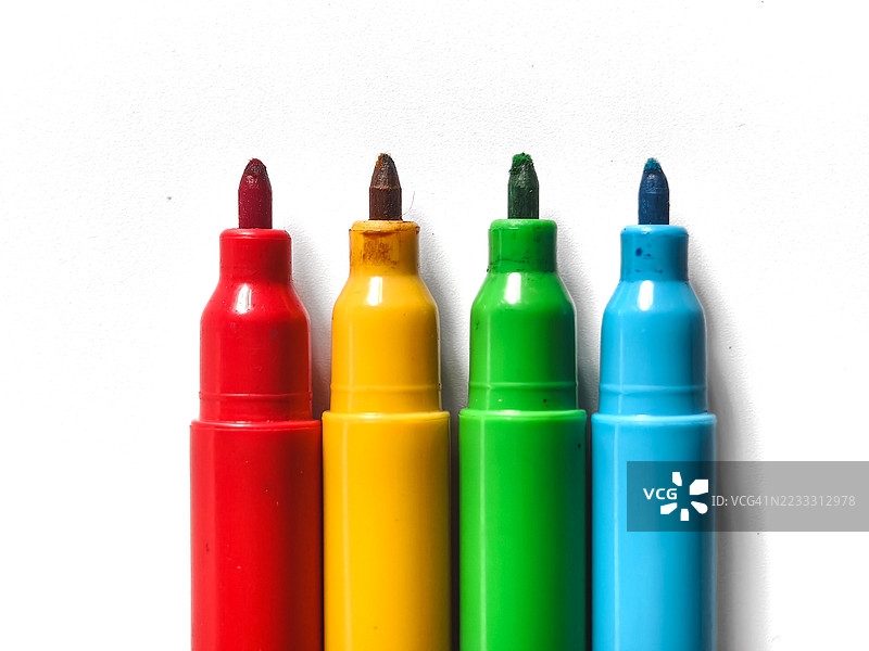 白色背景上的彩色素描笔图片素材