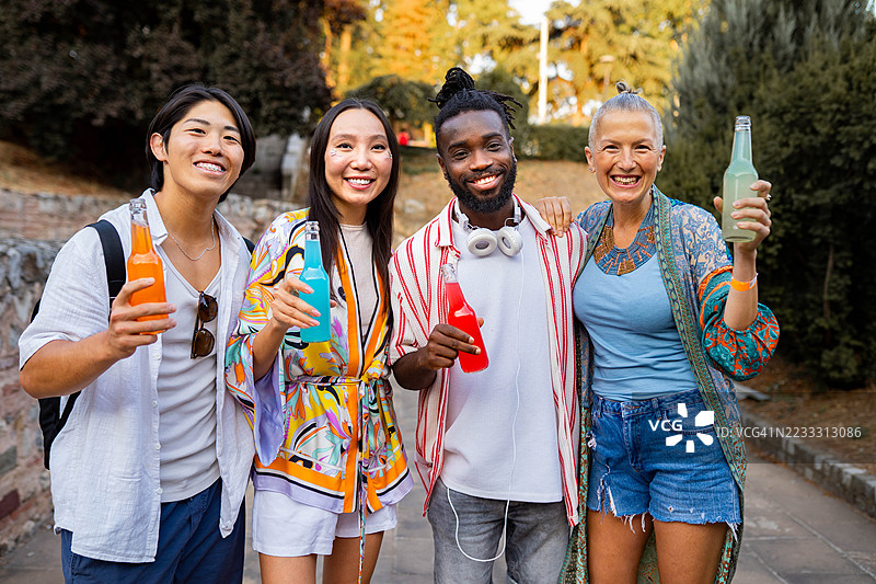 朋友们在音乐节上举杯欢庆，享用鸡尾酒图片素材