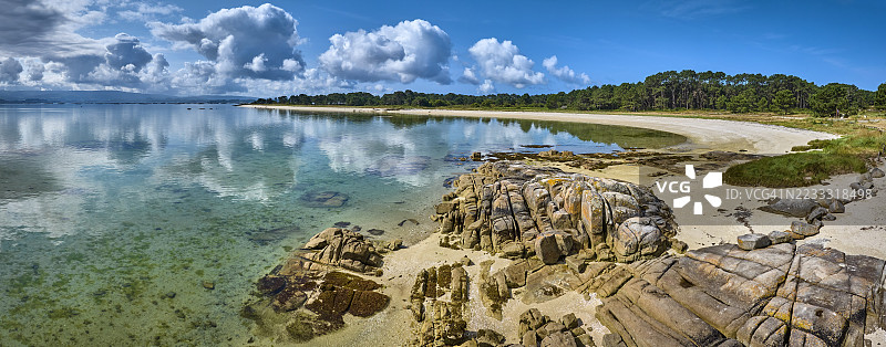 西班牙加利西亚海岸的萨利纳斯海滩图片素材