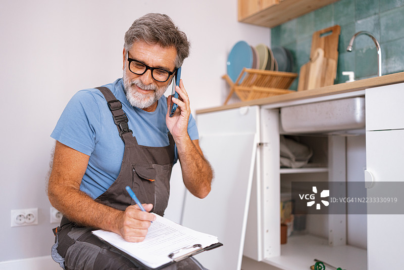 水管工正在用夹板检查住宅图片素材