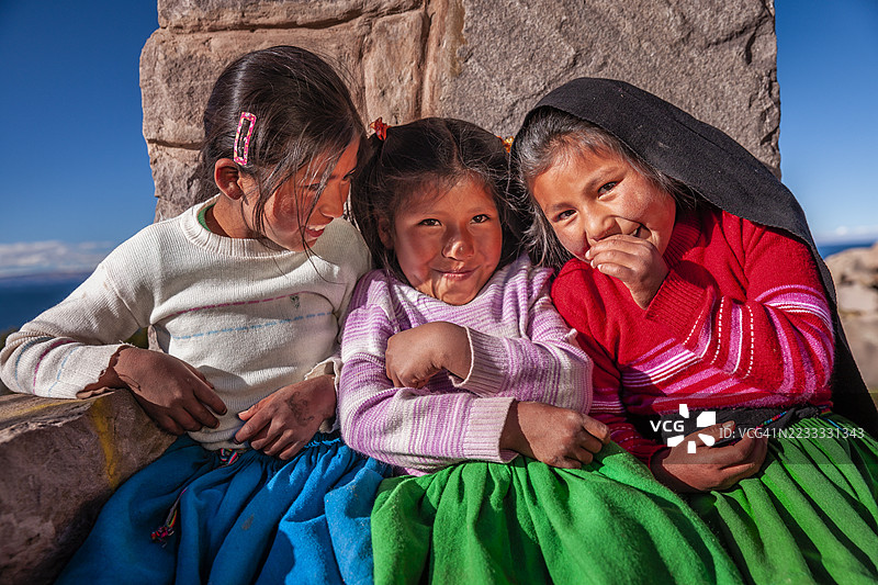 在秘鲁的的的喀喀湖塔基莱岛上的秘鲁小女孩们图片素材