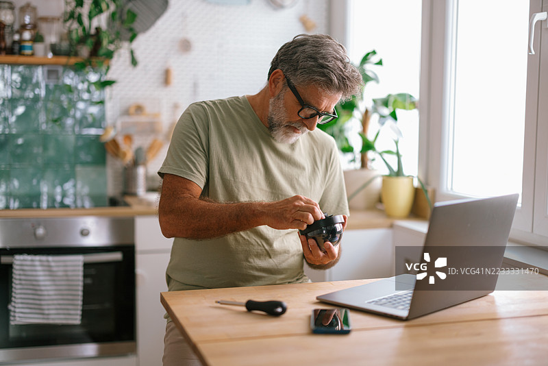 房主安装监控摄像头图片素材