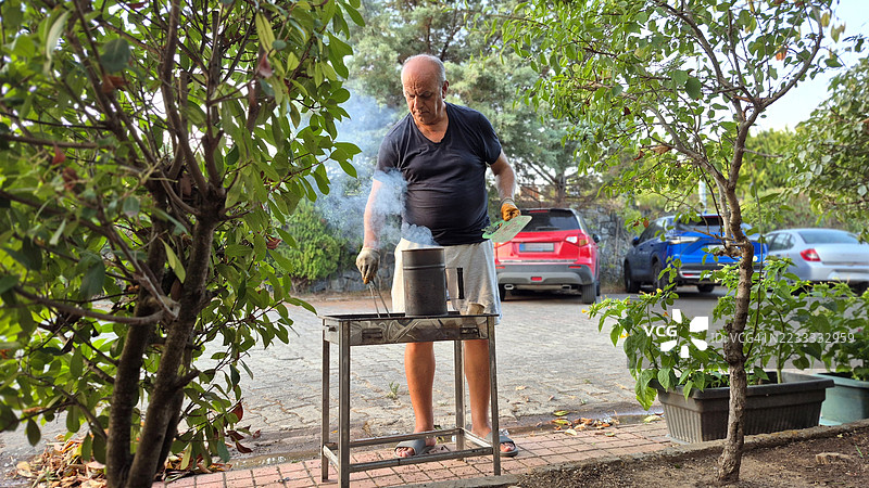 点燃烧烤的男人图片素材