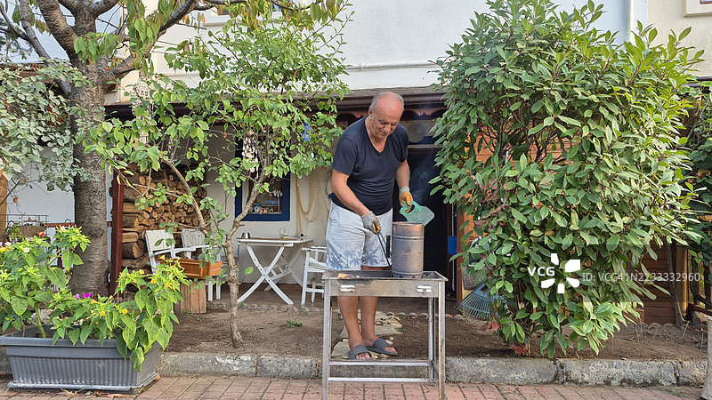 点燃烧烤的男人图片素材