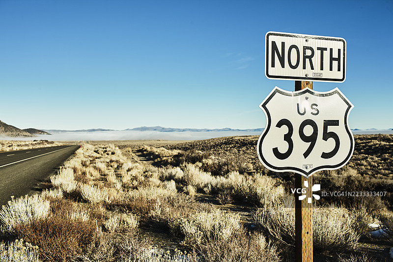 偏远地区的395号公路标志图片素材