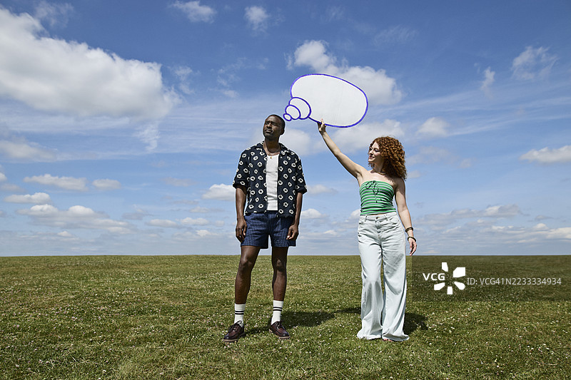 女人在男人头旁边举着对话气泡图片素材