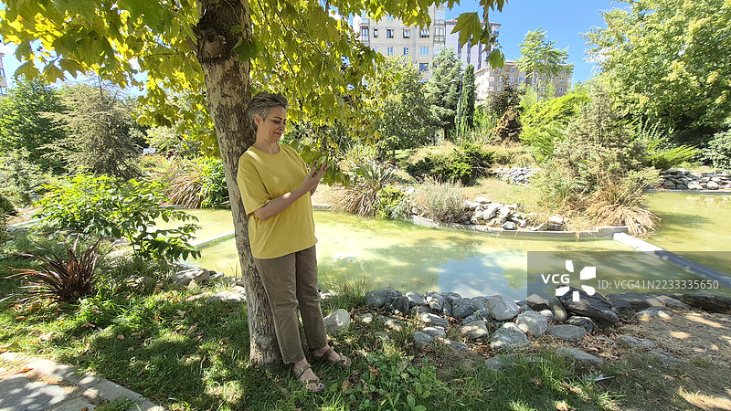 女人在大自然中享受时光图片素材