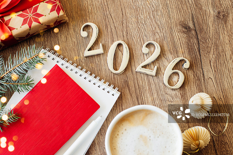 2026年新年庆祝场景，配有笔记本和咖啡图片素材