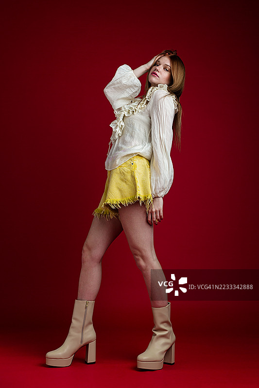 时尚女性在简单背景前摆姿势图片素材