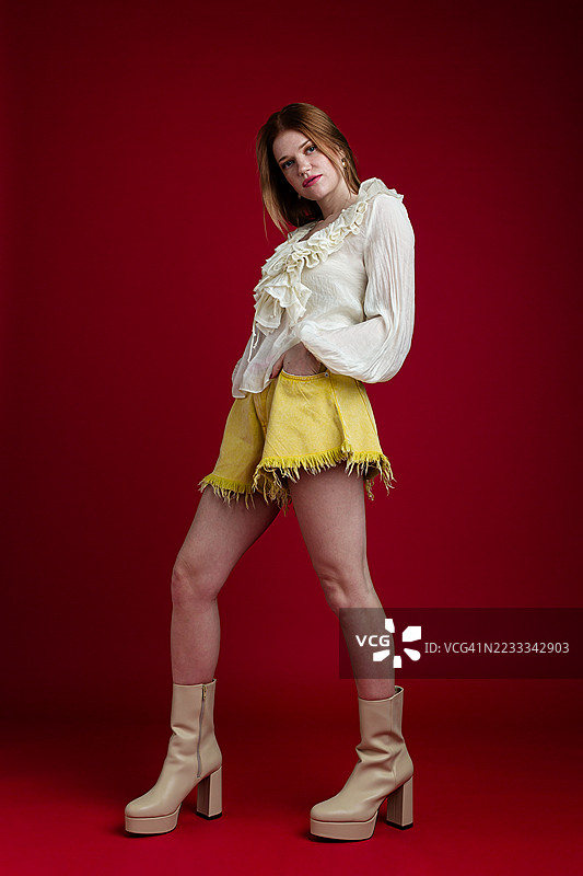 时尚女性在简单背景前摆姿势图片素材