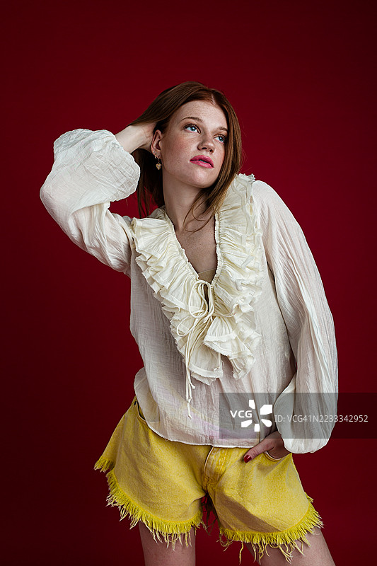 时尚女性在简单背景前摆姿势图片素材