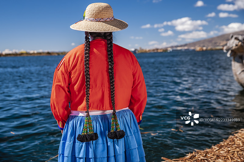 在的的喀喀湖的乌罗斯浮岛上的秘鲁女性图片素材