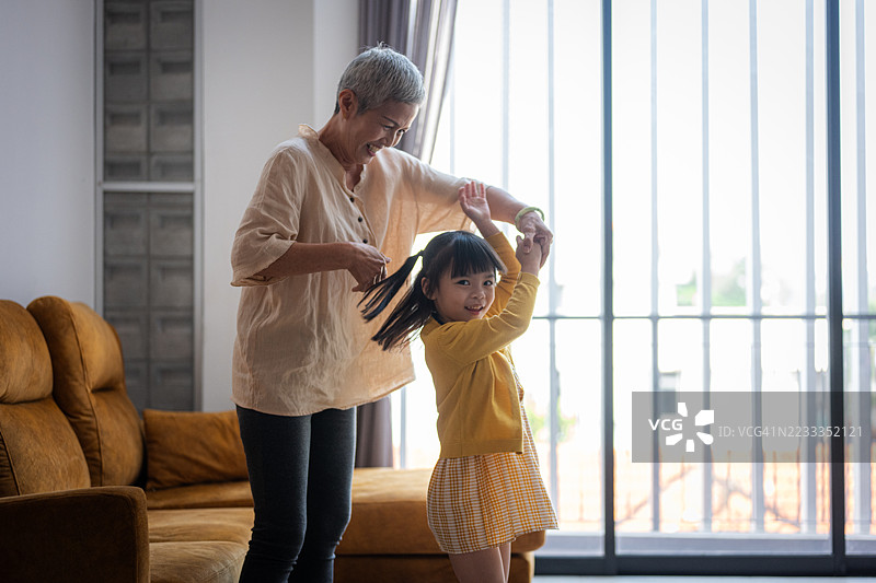 奶奶的舞姿真棒图片素材