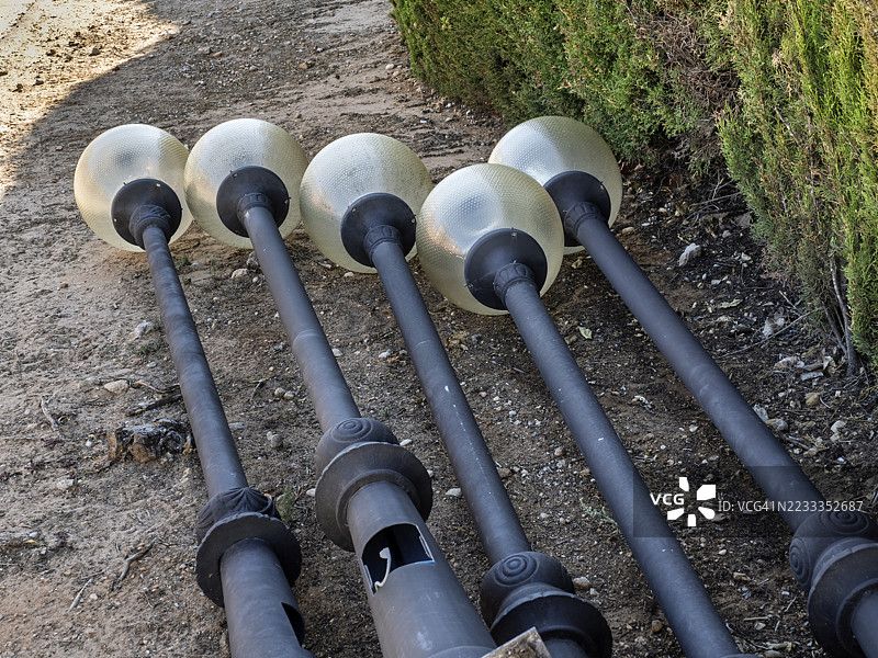 一堆被更换的新灯泡的旧白炽灯泡放在地上。图片素材