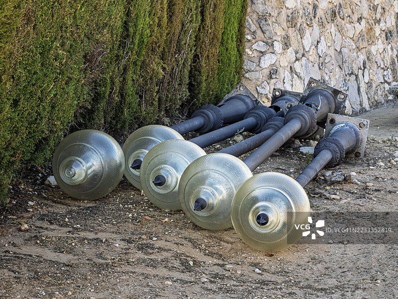 一堆被更换的新灯泡的旧白炽灯泡放在地上。图片素材