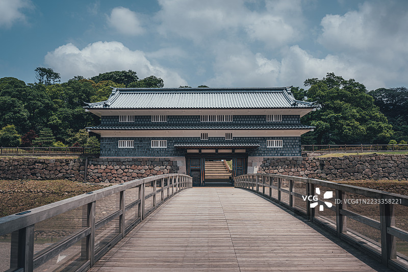 日本石川县金泽市金泽城公园的传统日本门图片素材