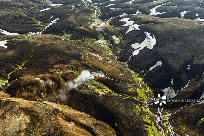 山地风景,阳光明媚,夏季,温泉,雪原,火山地貌,鸟瞰图,兰德曼纳劳卡,菲亚尔拉巴克自然保护区,冰岛高地,冰岛图片素材