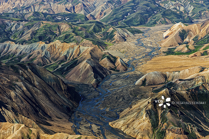 山地风景，阳光明媚，夏季，河流，河床，火山地貌，鸟瞰图，兰德曼纳劳卡，菲亚尔拉巴克自然保护区，冰岛高地，冰岛图片素材