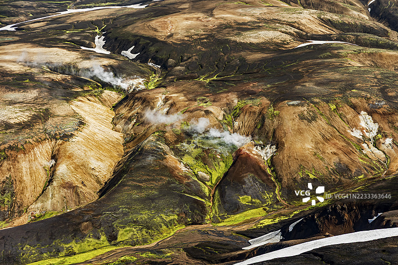 山地风景,阳光明媚,夏季,雪原,温泉,火山地貌,鸟瞰图,兰德曼纳劳卡,菲亚尔拉巴克自然保护区,冰岛高地,冰岛图片素材