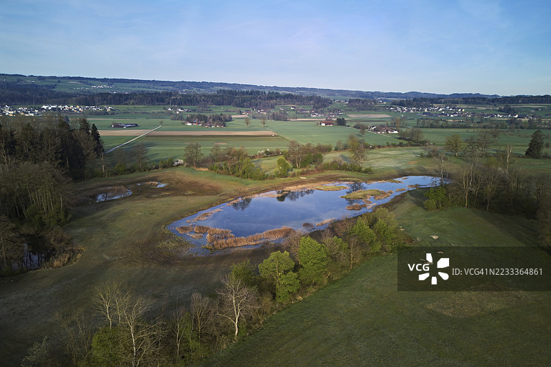 瑞士阿尔高州弗赖阿姆特梅伦施万德林登堡后方的池塘俯视图图片素材