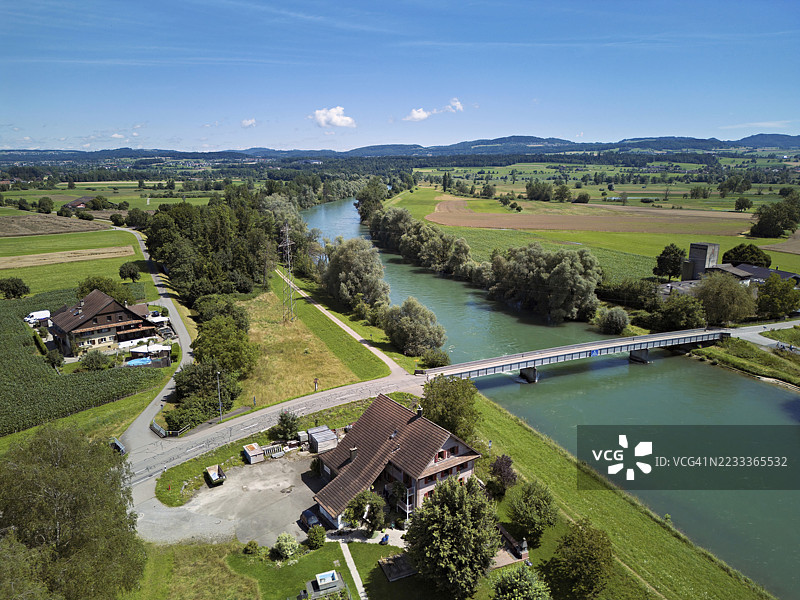 瑞士阿尔高州弗赖阿姆特穆尔劳的雷乌斯河上的桥，位于雷乌斯皮茨自然保护区后方图片素材