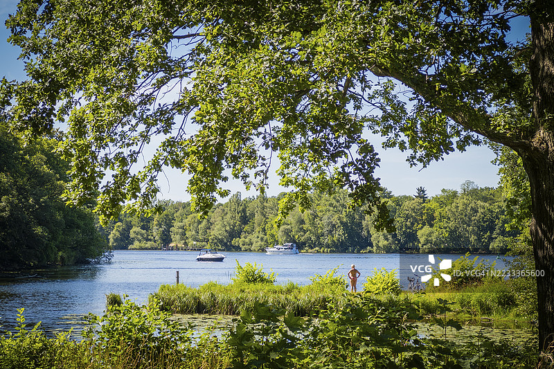 在德国柏林万湖的自然风光中游泳图片素材