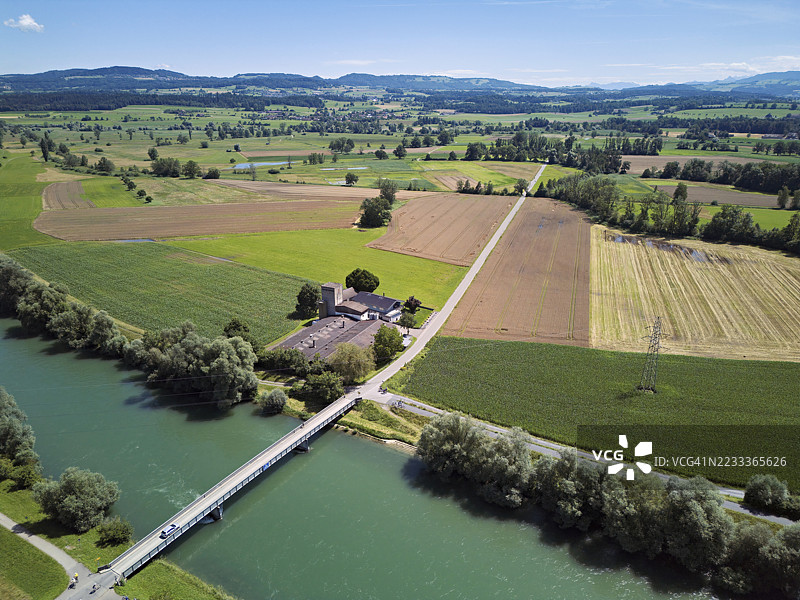 瑞士阿尔高州弗赖阿姆特穆尔劳的瑞乌斯河上的桥，位于瑞乌斯皮茨自然保护区后方图片素材