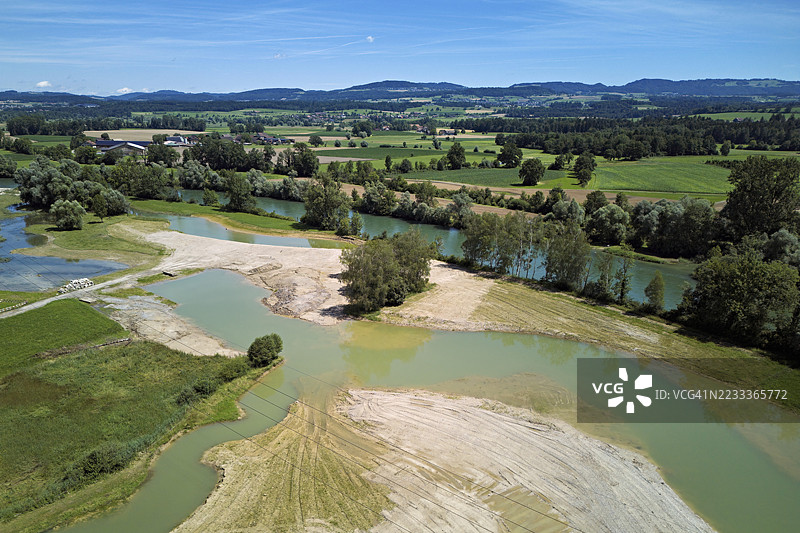 瑞士阿尔高州辛斯弗赖阿姆特的瑞乌斯河边新自然化区域，洪泛平原景观，瑞乌塞格小村庄图片素材