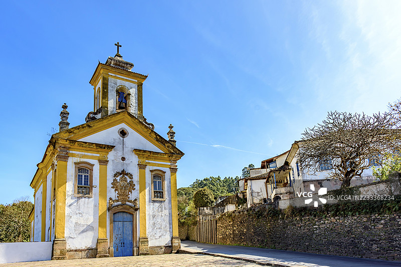 巴西米纳斯吉拉斯州奥鲁普雷图市历史悠久的房屋和教堂之间的街道图片素材
