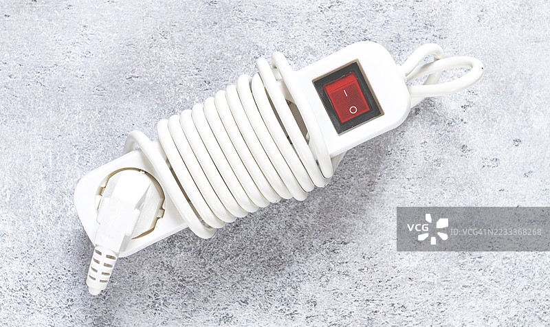 带开关和卷曲设计的电源线，方便在家庭或办公室环境中存储图片素材