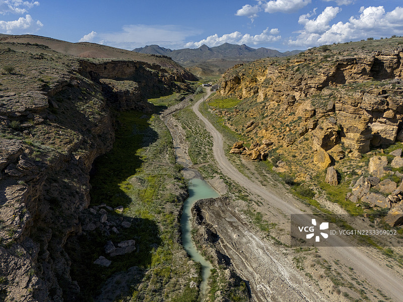 长谷中有一条狭窄的河流，两侧是陡峭的悬崖，蓝天上飘着几朵云，鸟瞰图，通往天使峡谷的路上，达什塔卡尔，阿拉拉特省，亚美尼亚图片素材