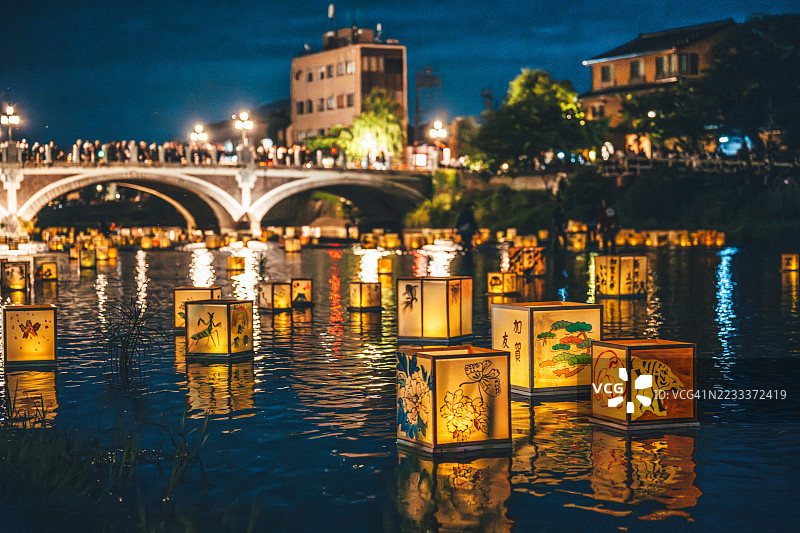 金泽百万石节“加贺友禅灯流”，日本石川县金泽市的漂浮灯笼图片素材