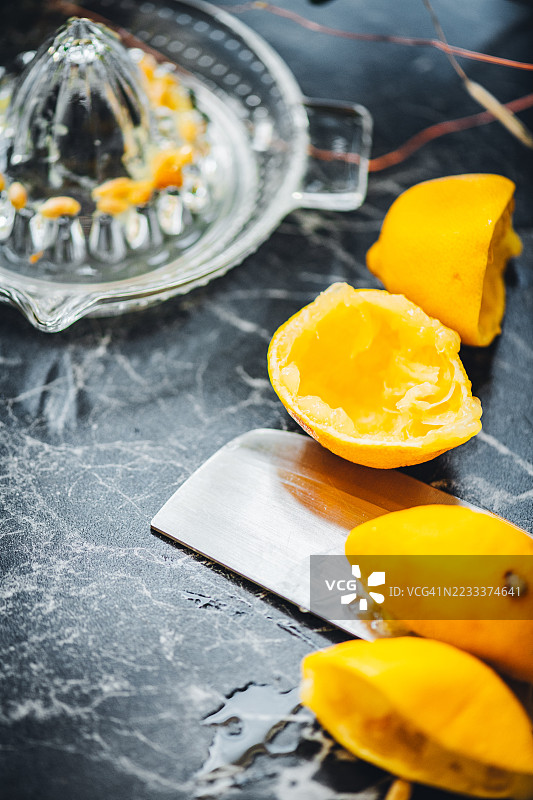 新鲜切割和挤压的柠檬图片素材