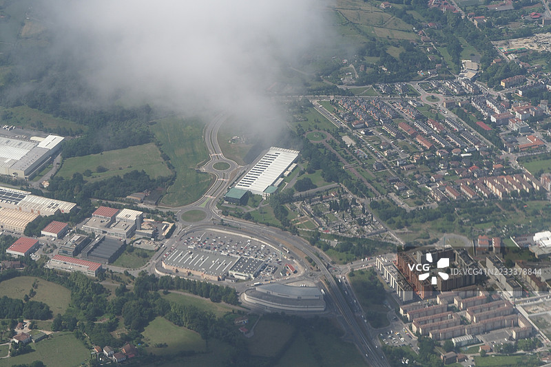 郊区的鸟瞰图，展示了工业建筑和住宅区。图片素材