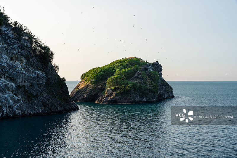 土耳其海洋中的岩石岛屿在日落时分图片素材