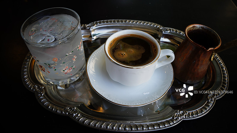 银托盘上盛放的传统土耳其咖啡和水图片素材