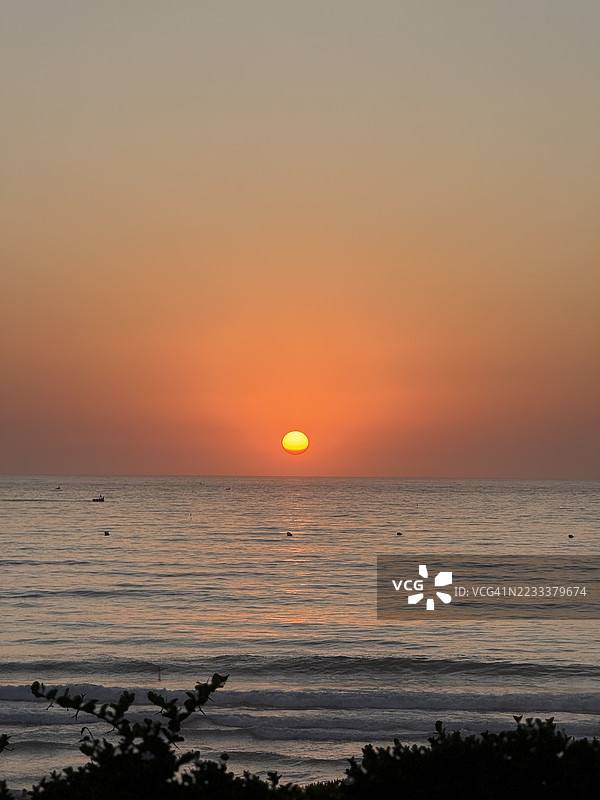 海面上的日落与晴朗的天空图片素材
