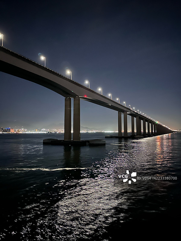 夜晚河上的灯光桥图片素材