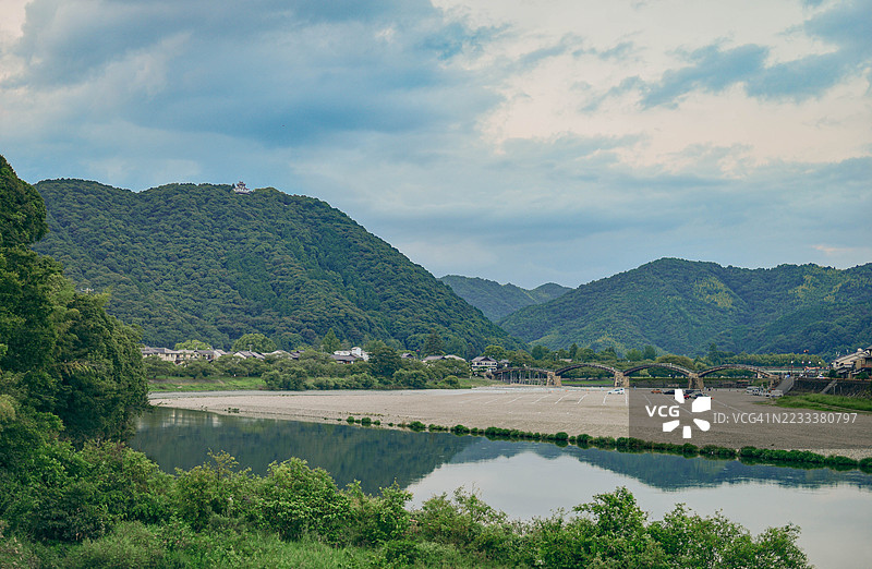日本岩国的锦带桥与郁郁葱葱的山脉美景图片素材