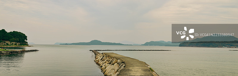 宁静的海岸风景，山脉与大海，日本图片素材