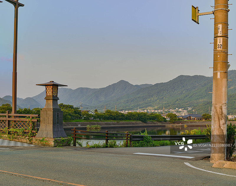 黄昏时分，河边的风景道路与山景，日本图片素材