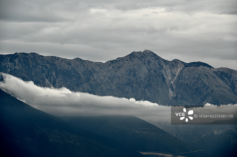 被云雾笼罩的壮丽山脉，阿尔巴尼亚图片素材