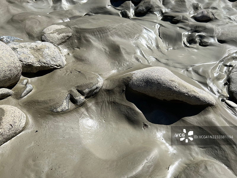 阳光下湿润的岩石和泥土特写图片素材