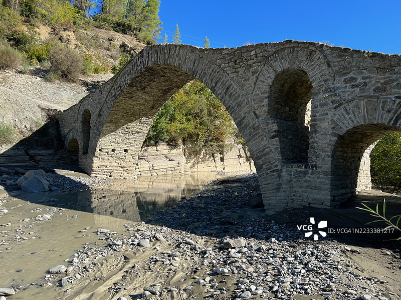 阿尔巴尼亚斯克拉帕尔干涸河床上的古老石桥图片素材